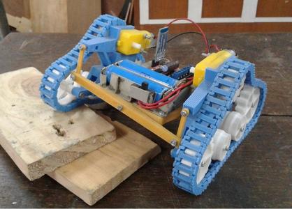 Tank with suspensions