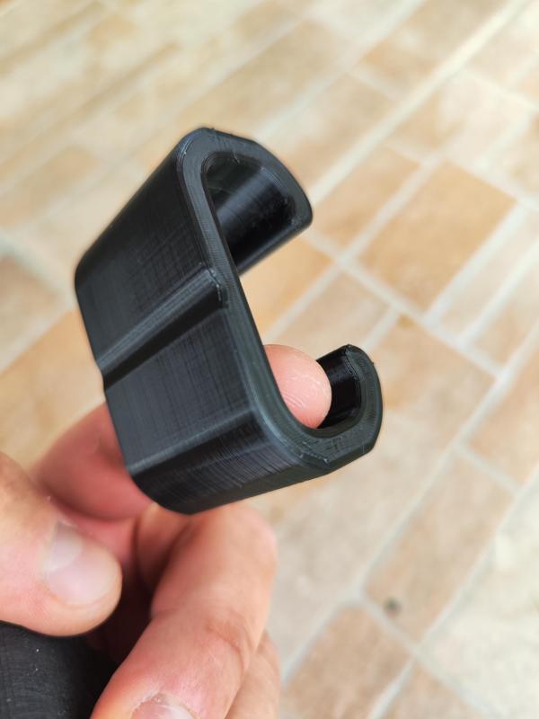 Garden furniture coupling device