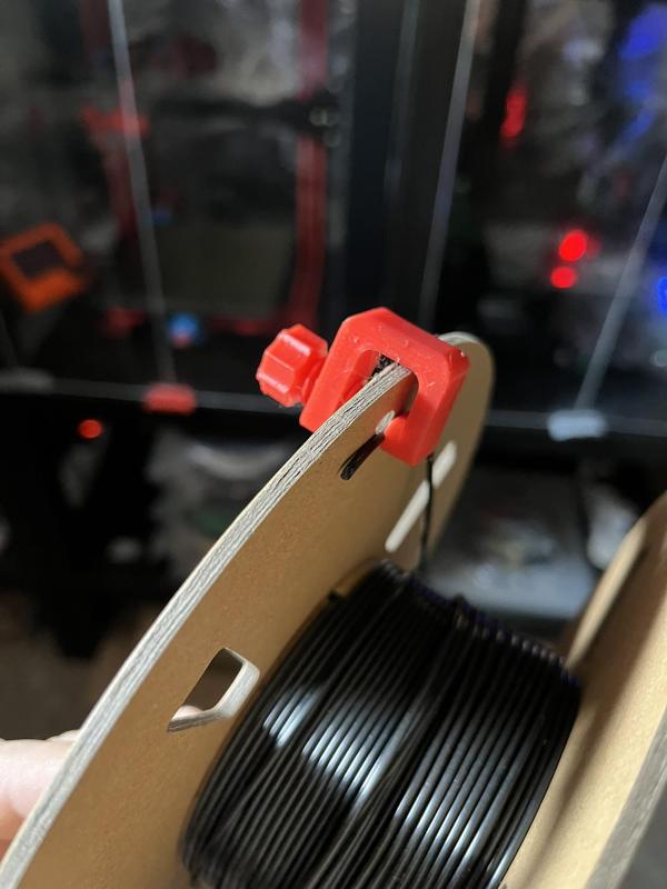 Sponka na drzeni, zajistěni filamentu