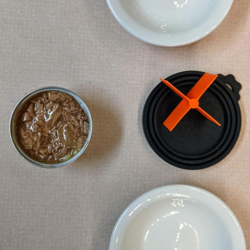 Cat food tin divider