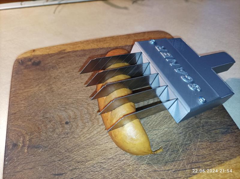 A knife for cutting sausages for the grill.Nóż do nacinania kielbasy na grila