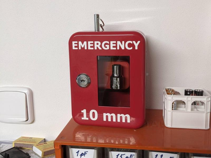 Emergency box for 10 mm socket