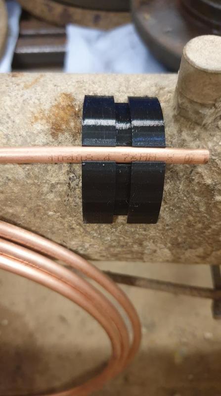 Brake pipe clip for Land Rover axle