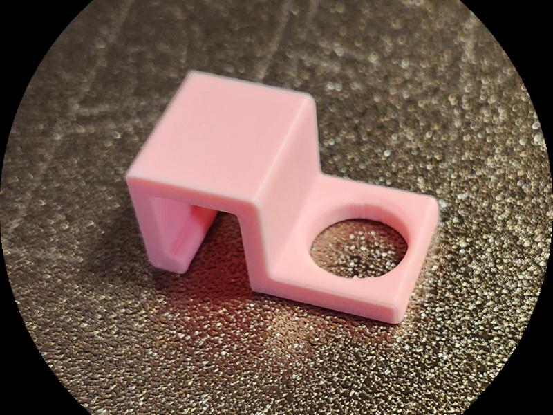 Suspension clip for Sharpie pen on swingarm lamp