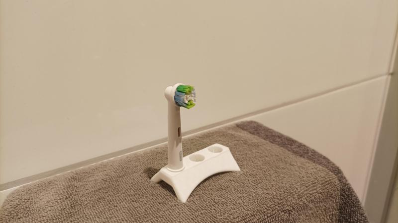 Oral-B holder for 3 bruhes