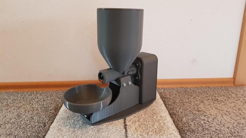 Fully automatic cat feeder