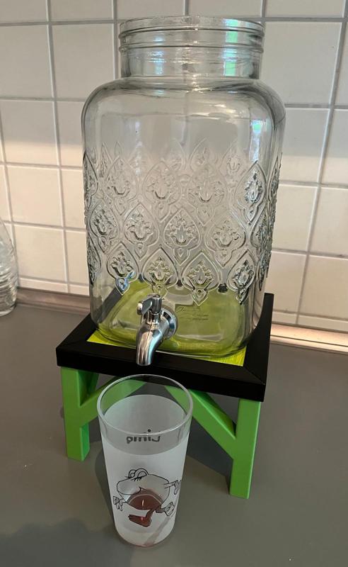 Rack for a vessel with tap/ Karaffen-Tisch