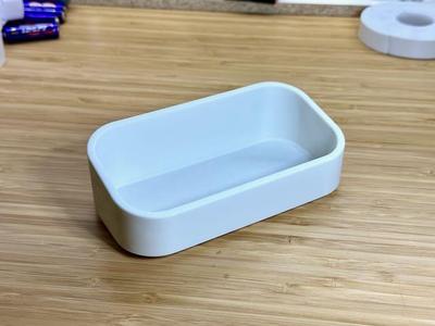 Catch-all tray magnetic