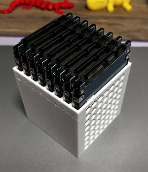 Eight-disk thin 2.5-inch HDD/SSD stand