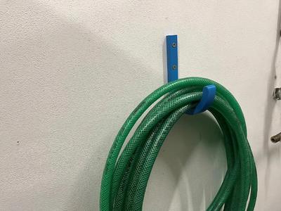 Hose or cable holder (věšák na hadici nebo kabel)   