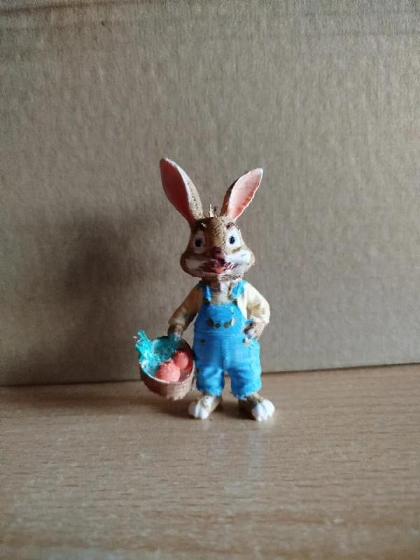 Veselý velikonoční zajíček s košíčkem   