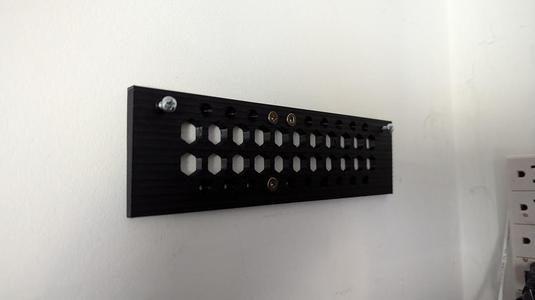 APC Back-UPS BE425M wall mount