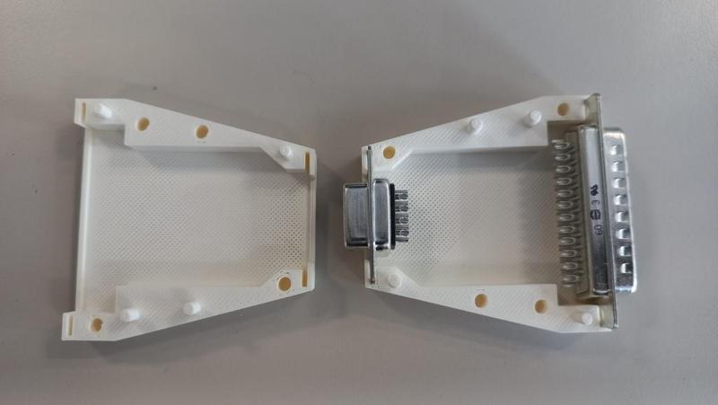 boitier pour creer un adaptateur serie (DB9) parrallèle  (DB25)