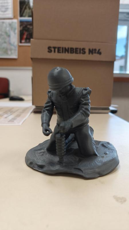 3D figurine of Démineur (Soldier Disarming Mine)