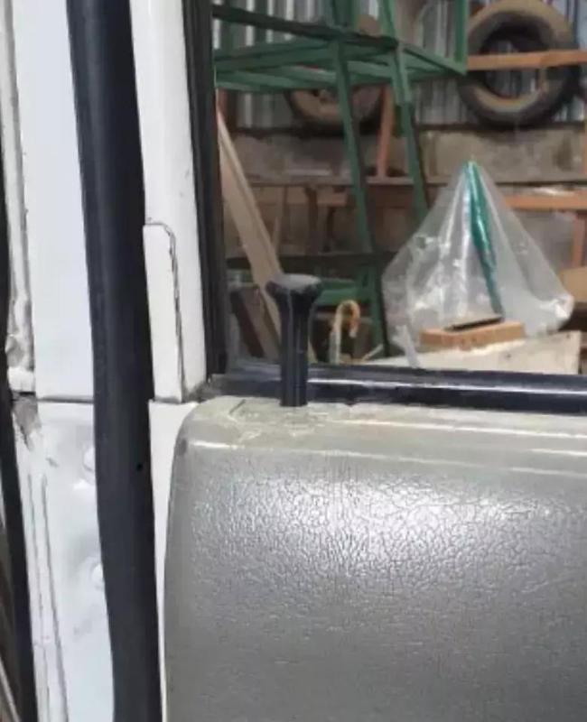 Mitsubishi Canter door lock pin