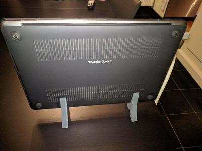 Stand for a Macbook Pro 15 inch 2017 (w/touchbar) and Gecko Cover