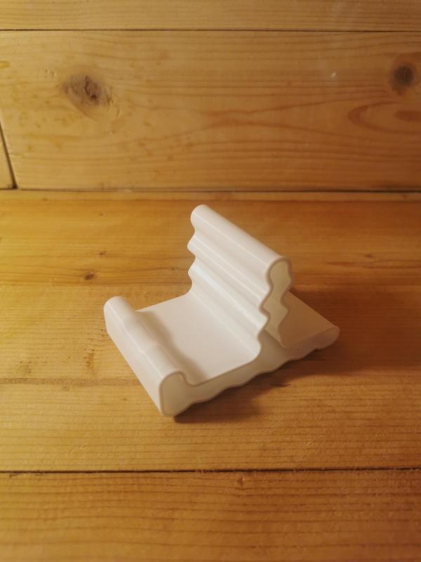 Universal smartphone holder