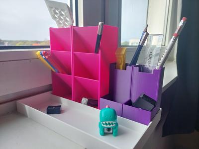 Small organizer / storage rack.