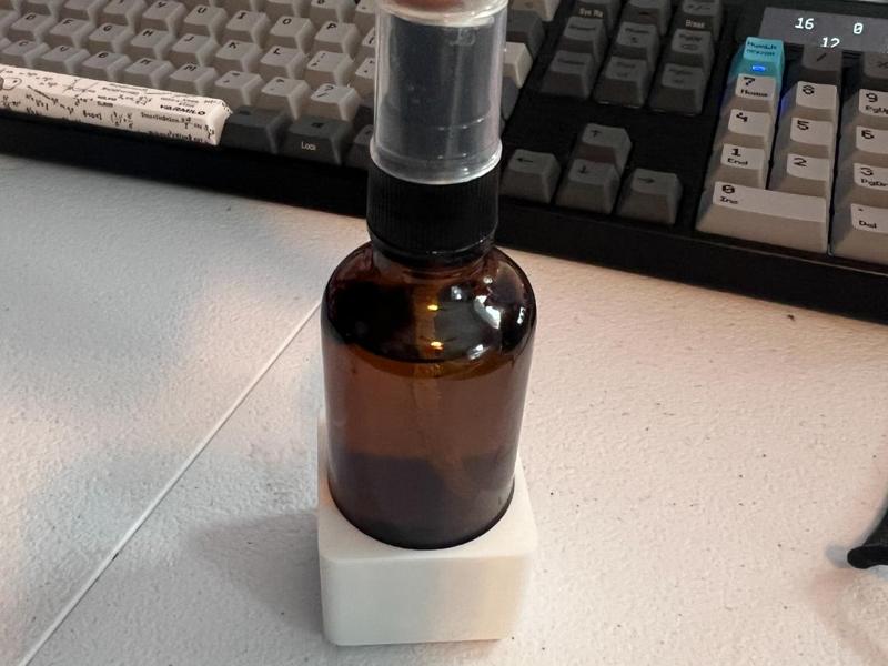 1x1x3 Gridfinity Holder for 2oz Amber Spray Bottle