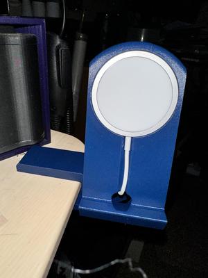 iphone-desk-mount-magsafe-stand
