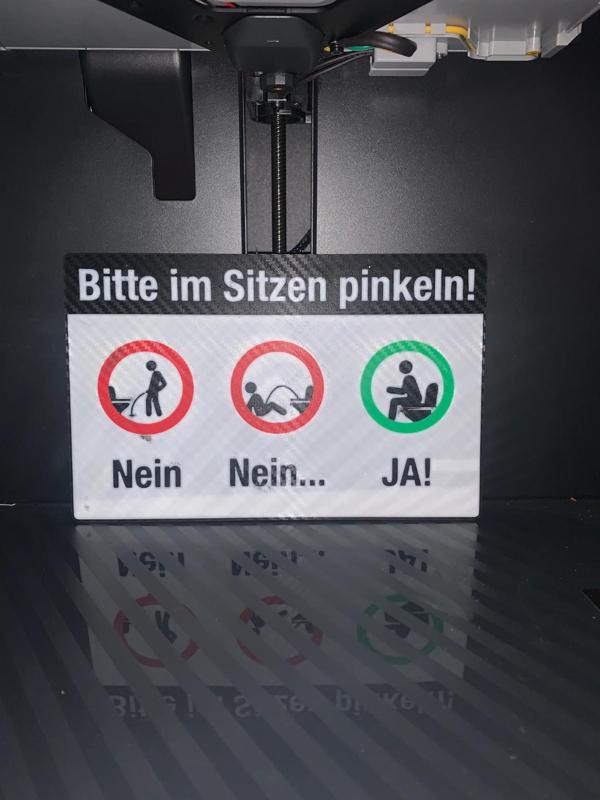 Lustiges Schild: Bitte im Sitzen pinkeln