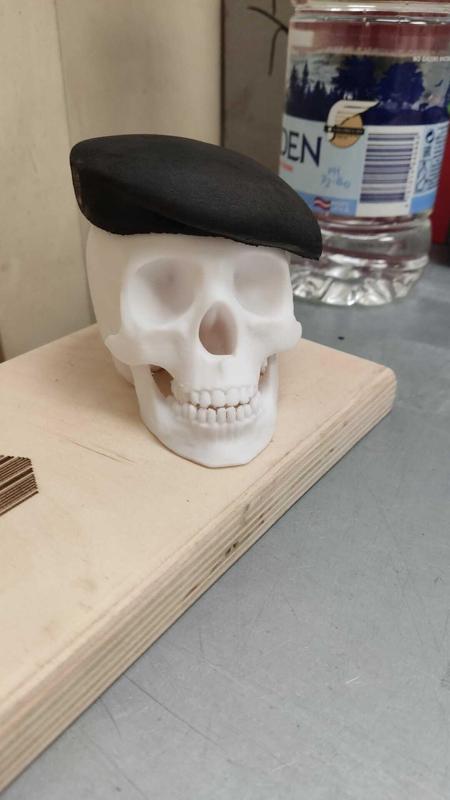 Skull with beret heavy forces.