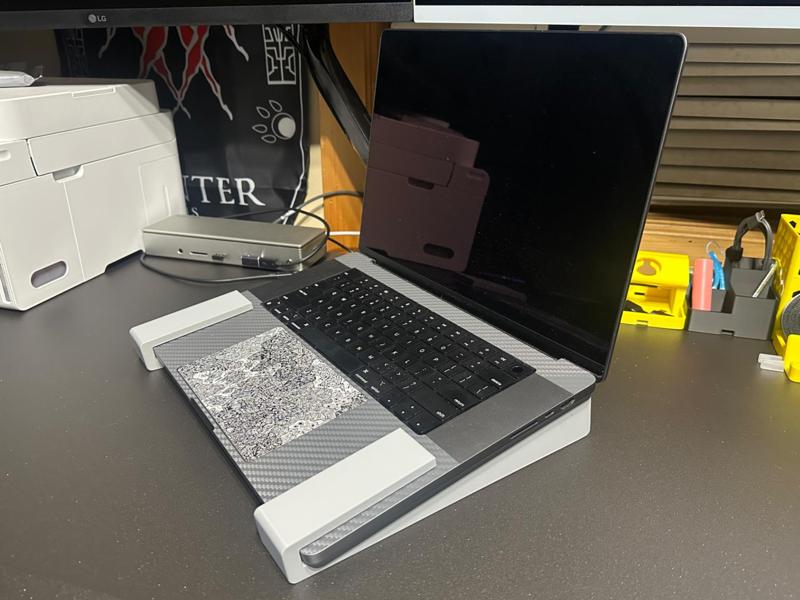 MacBook Pro 16-inch (2021) snap-on riser