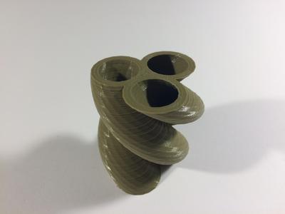twisting flower pot for 3 flowers