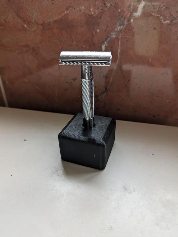 Safety razor stand