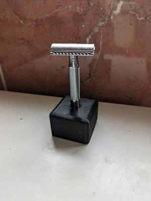 Safety razor stand