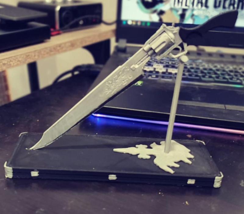 Squall Leonhart's Gunblade and Case Desk Ornament