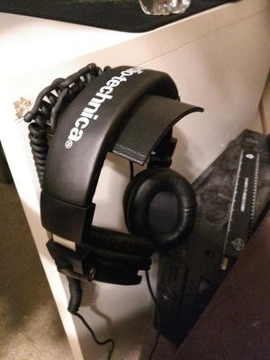 Screw in headphone holder