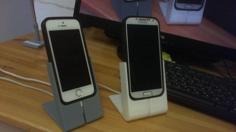 iphone and galxy s4 stands with 2mm case