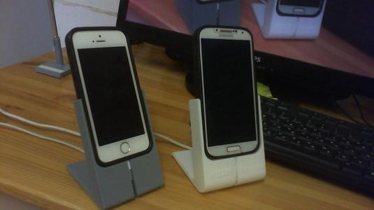 iphone and galxy s4 stands with 2mm case