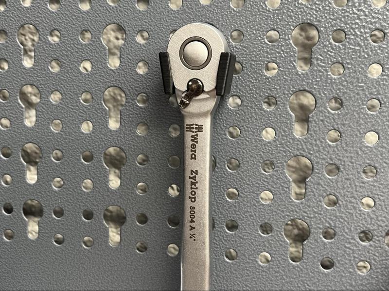 Parametric ratchet holder for Kupper pegboard