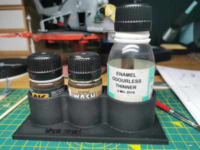 Weathering/Wash anti spill stand.