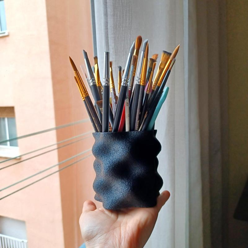 Wavy pencil holder2