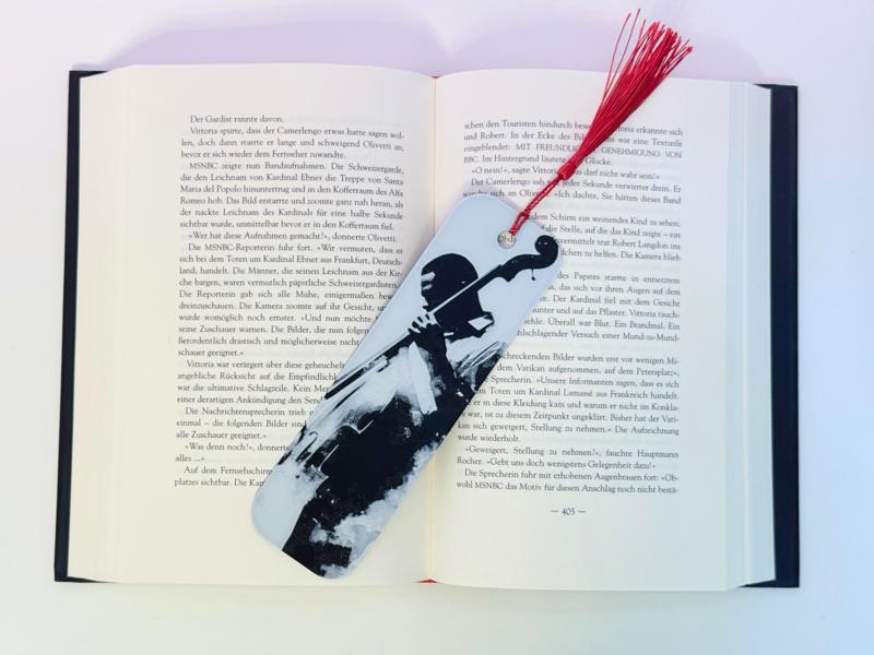 Bookmark playing the cello