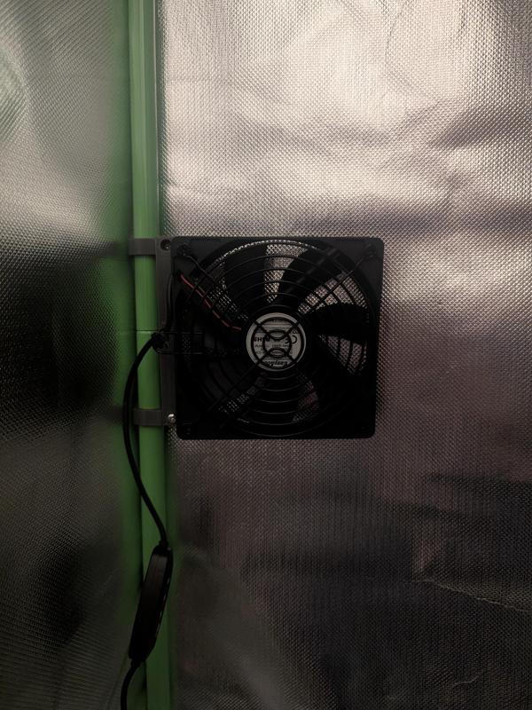 PC-Lüfter-Halter für 16 mm-Gestänge in Growzelten – 5° Neigung