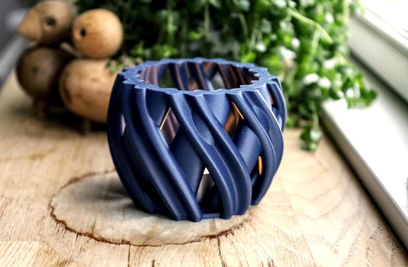 Smooth curved tealight