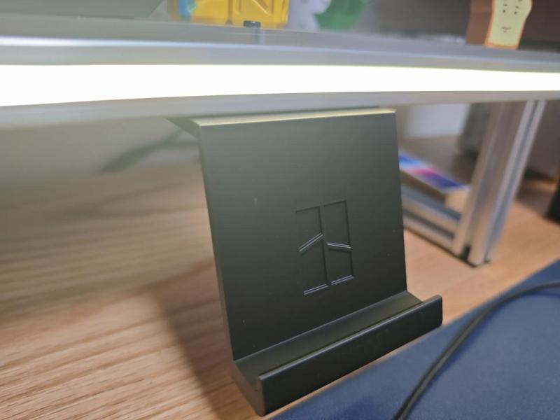 Phone holder for 2020 profile monitor riser