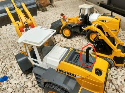 Bruder Liebherr Articulated Road Loader L 574 #02430 Muffer