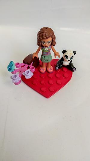 Heart stand with LEGO pads