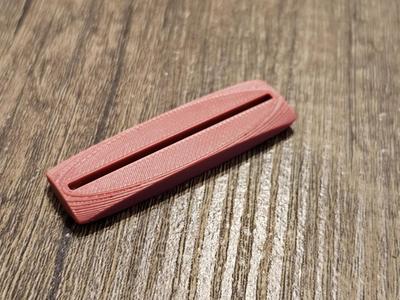 A simple squeeze tool for toothpaste