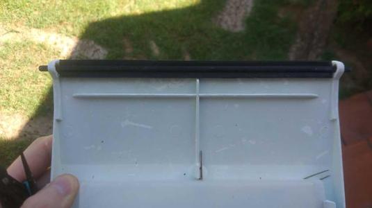 Swimming pool skimmer clamping hinge/shaft