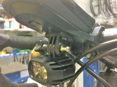 Lampen und GoPro Befestigung fuer Wahoo Elemnt Roam Lenkerhalter