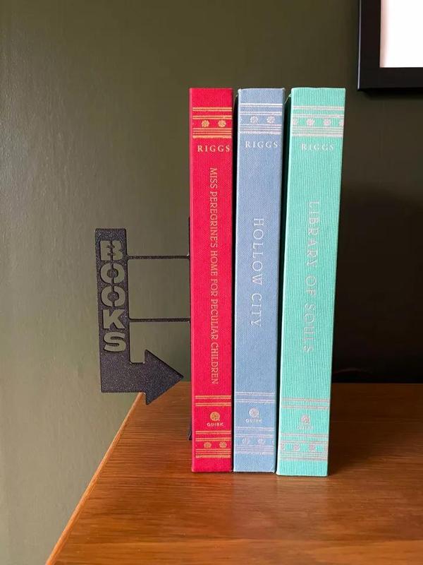 BOOKS -> (Bookend)   
