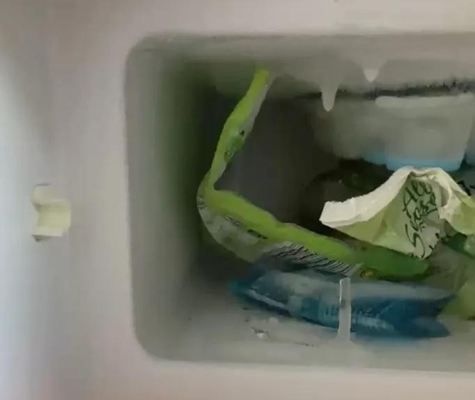 Gefrierfach-Verschluss in AMICA-Kühlschrank / Lock for freezing compartment in AMICA fridge   