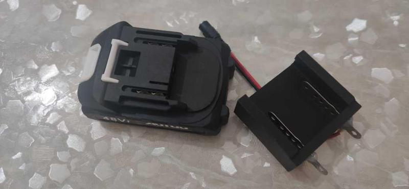 Adattatore per batterie al litio.