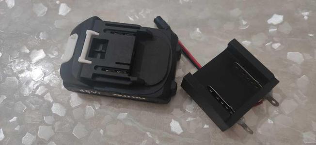 Adattatore per batterie al litio.